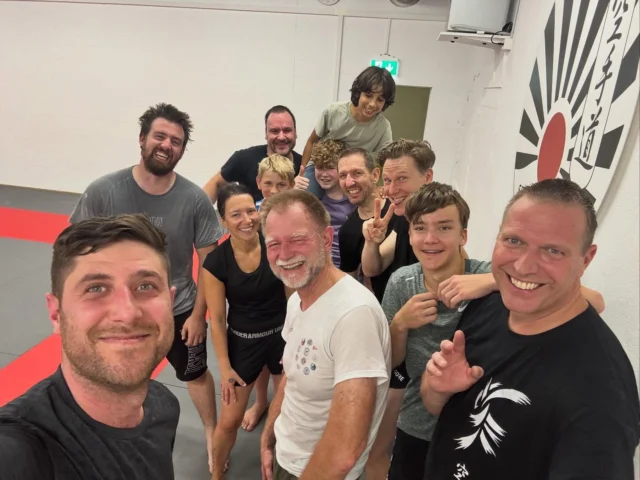 Randori-Stage: 4 Stunden freundschaftliches Kloppen 😉

Ein grosses Merci an @philipp.romann und @panda_onetwo für die Planung und Leitung - es hat grossen Spass gemacht (und die 4h haben sich definitiv nicht nach 4 Stunden angefühlt ☺️)

#shotokai #shotokaikarate #shotokaikarateschweiz #karate #randori #freikampf